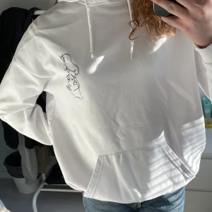 Vit hoodie - Skön hoodie med ett litet broderie på bröstet, säljer den då den inte kommer till använda längre