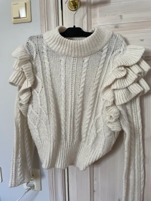 Stickad tröja Gina Tricot  - Säljer denna fina stickade tröja från Gina Tricot🙂den är använd ett par gånger och köptes för 399 kr! Hör av er om ni har några frågor!