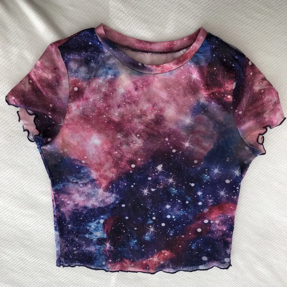 T-shirt Meshtopp i space-mönster! Knappt använd 🪐storlek S men är väldigt stretchig jag har vanligtvis strl M/L. . Toppar.