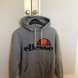 Ellesse hoodie köpt för antal år sedan i jätte fint skick. Såklart så är den flitigt använd, men inga synliga skråmor, den är dick lite urtvättad i stoppningen på insidan :)