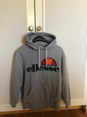 Ellesse Hoodie  - Ellesse hoodie köpt för antal år sedan i jätte fint skick. Såklart så är den flitigt använd, men inga synliga skråmor, den är dick lite urtvättad i stoppningen på insidan :)