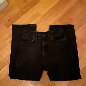 Sköna lösa svarta jeans som passar till allt! 