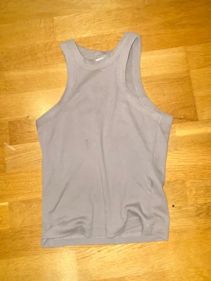 Beige tajt linne  - Storlek Xs men passar också en som är s-m. Köptes på Gina och är ifrån deras basically basics kollektion. Säljs för att den inte kommer till användning 