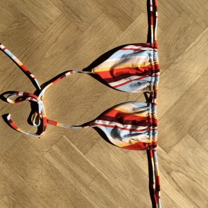 Hollister bikinis - säljer tillsammans bikinis från hollister. bra match för varandra