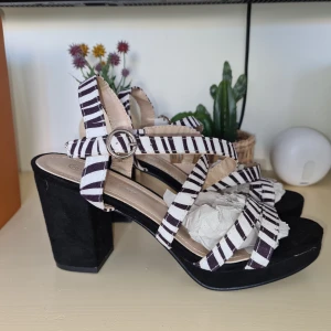 Zebra klackar - Snygga klackskor med zebramönster. Aldrig använda.
