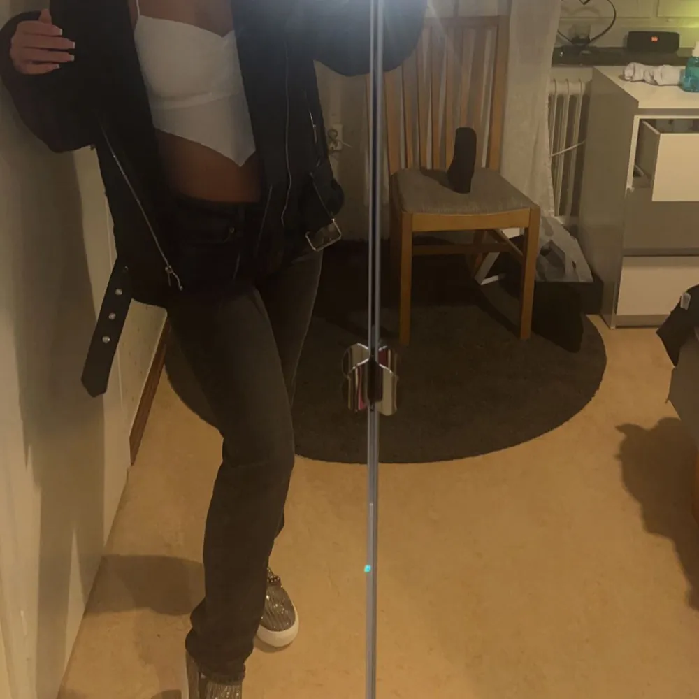 Gråa, raka/ straight jeans med mellan hög midja. Lite större i storleken. Jag har vanligtvis small, i dessa en x-small.  Bra skick.. Jeans & Byxor.