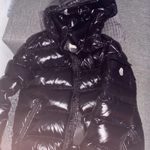 Moncler maya jacka  - Hej hjälper min kille att sälja sin moncler jacka , bara att skriva till mig om ni har några frågor🥰