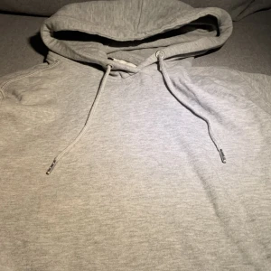 Grå hoodie - Ny använde den en gång men den va för stor.