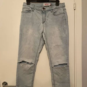 Jeans - Jättefin jeans, är använd men den har fläckar bakom som ni ser i sista bilden💗 