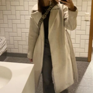 Beige kappa - Jag säljer nu min kappa från newyorker då den inte kommer till användning längre, nypris 500kr⚡️