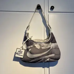 Säljer min älskade Nike väska, unik väska som iprincip inte går att hitta någonstans! Ur snygg ❤️‍🔥 Storlek: Medel Märke: Nike  Skick: Använd en hel del men bra skick Vid köp av mer än en grej får du paketpris eller köp 3 betala för 2 💖🤝🏽