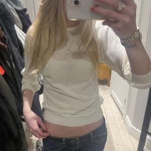 Trekvartsärmad tröja - Säljer denna stickade trekvartsärmade tröja med mönster!