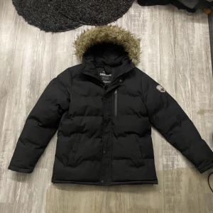 Threadbare Päls jacka  - Använd några gånger inga hål eller nåt annat jätte fin jacka