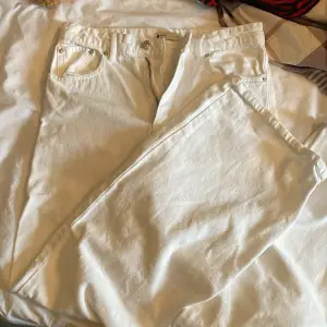 Vita baggy jeans från Gina. Tyvärr har jag vuxit ur dessa och hoppas byxorna kommer till användning av en ny ägare. Om du vill ha fler bilder kan du kontakta mig privat🥳