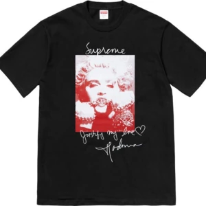 Supreme madonna T-shirt - Riktigt snygg T-Shirt från supreme med madonna som motiv. Bara att skicka ett meddelande om du har någon fråga, vill ha mått, fler bilder eller liknande ✌🏼