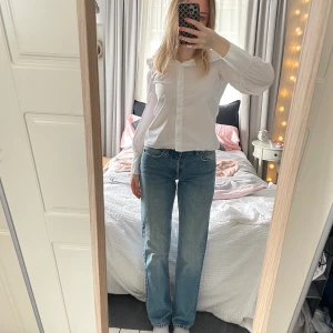 Jeans - Säljer dessa jeansen från Zara då dem är för små. Modellen är Zaras mid waist straight jeans