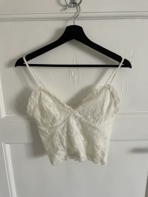 Söt croppad topp S - En söt vit croppad topp från Bik Bok i spets. Fint skick och hittar inget att anmärka på. 