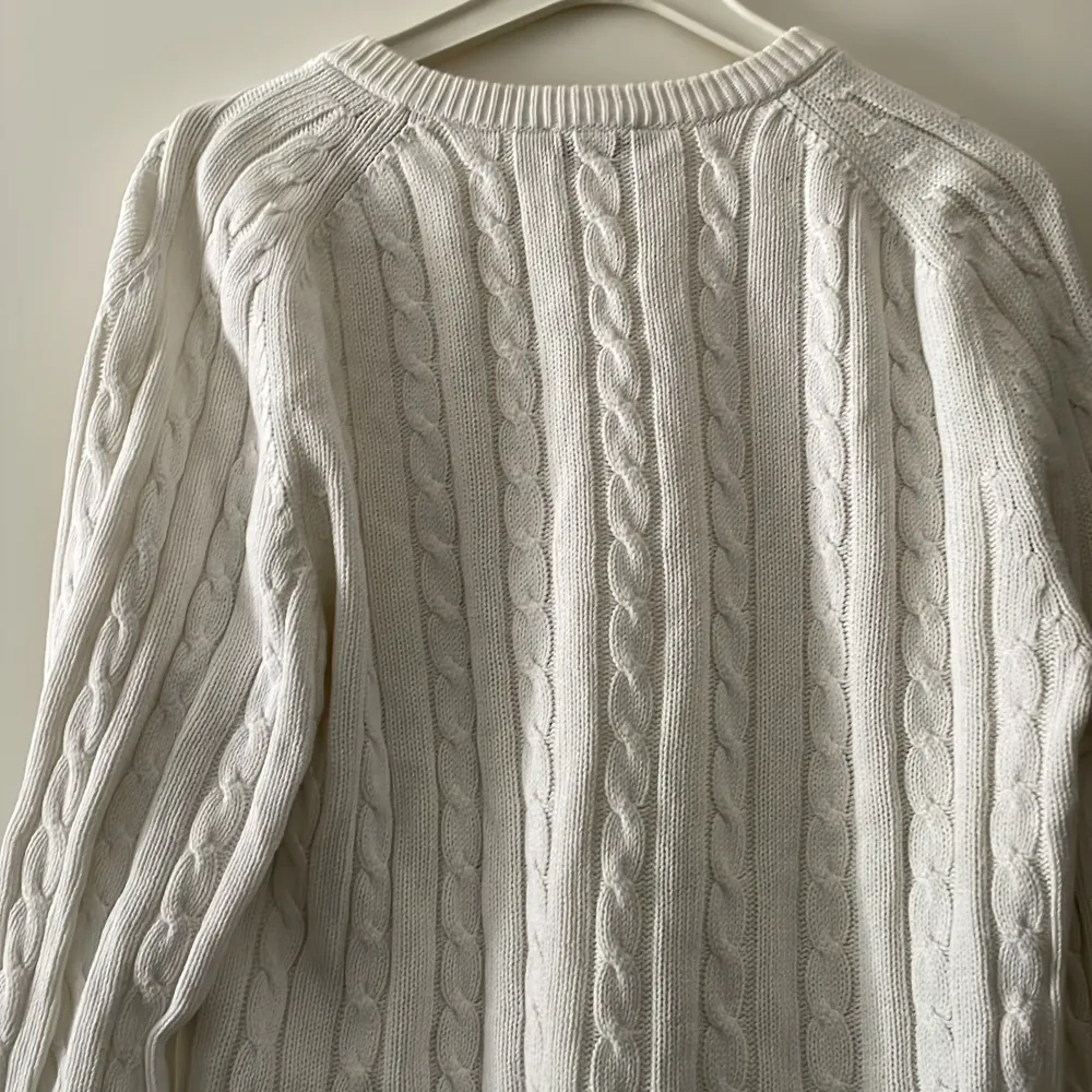 Stickad tröja från paon storlek L. Skick 7/10, säljs pågrund av ingen användning . Stickat.
