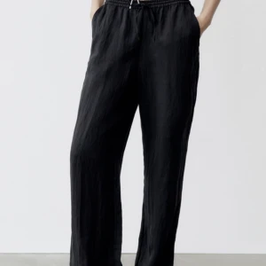 Linnebyxor  - Jätte fina svarta linnebyxor från Zara i storlek S. Säljer dom för att dom var för små för mig. I mycket bra skick, bara använda ett fåtal gånger.