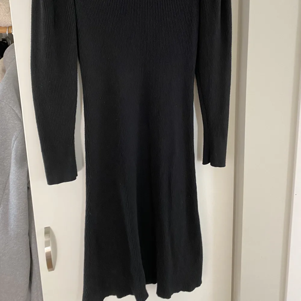 Säljer denna svarta stickade klänningen från Gina tricot strl M för 299kr + frakt. I väldigt fint skick. Klänningar.