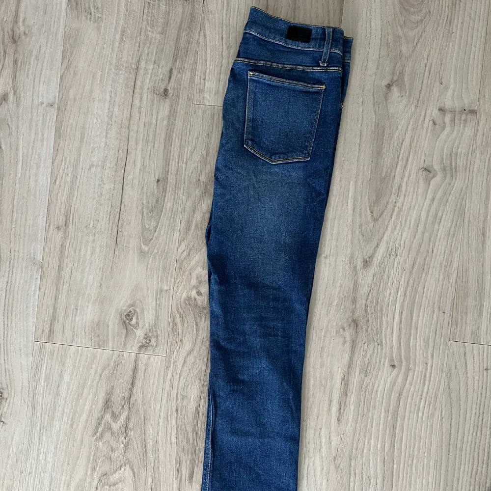 Jeans från cheap monday med låg midja. . Jeans & Byxor.