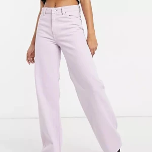 Lila utsvängda jeans - Syns inte att de är använda men kan vara för att jag bara har använt dom kanske 5 gånger. Dom är sjukt fina men jag använder inte jeans🙈