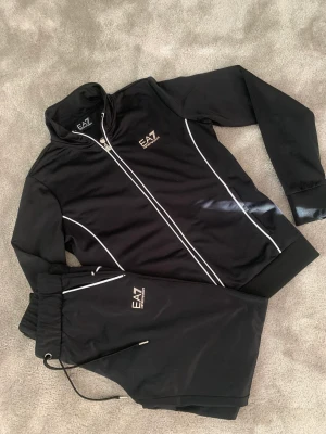 Ea7 emporio Armani set storlek xs/s - Säljer mitt nya Armani set som jag fick i present! Fick den i fel storlek. Den är ny endast testad 🎀