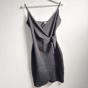 Klänning  - Svart klänning med knytdetalj i midjan från H&M i stlxs, kan passa S