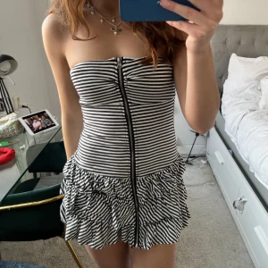 Klänning!  - Snygg klänning men säljer eftersom den är för kort för mig som är 172 skulle säga att den passar någon under 165❤️