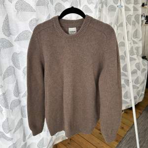Säljer en snygg stickad tröja från Dobber. Tröjan är använd men i bra skick. Köpt för 800 på MQ. Storlek L. Hör av dig om du är intresserad eller har frågor🌟