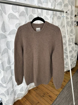 Stickad tröja  - Säljer en snygg stickad tröja från Dobber. Tröjan är använd men i bra skick. Köpt för 800 på MQ. Storlek L. Hör av dig om du är intresserad eller har frågor🌟