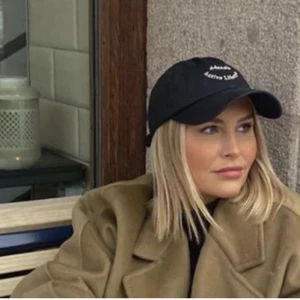 Adanola keps - Säljer min svarta Adanola keps då den inte kommer till användning 🥰