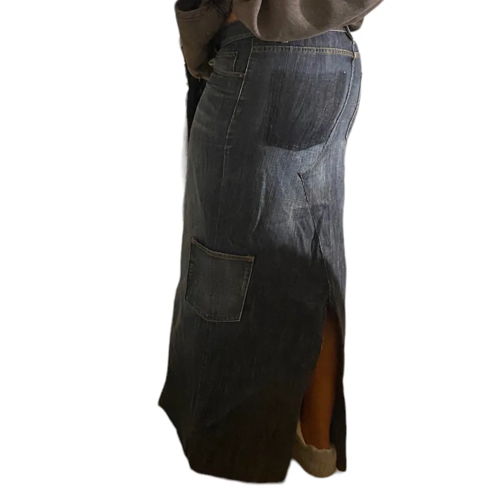 Egen sydd maxi jeans kjol gjord utifrån thrifted jeans!. Kjolar.