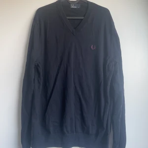 Fredperry tröja - Fredperry tröja i storlek XL Den är väldigt mörkt blå men ser svart ut på bilden.