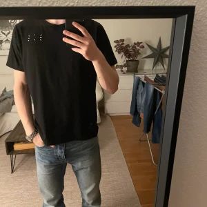 Alexander McQueen T-shirt  - Säljer min sjukt snygga T-shirt som jag köpte till förra sommaren men vågade så sällan använda den så den är i ett väldigt bra skick, köpte den för över 2000kr!  Sjukt bra pris på den! Först till kvarn! Storlek M tts 