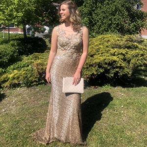 Balklänning🤍🤍🤍 - Säljer nu denna balklänning som är specialsydd. I en jättefin champagne 🥂 färg och endast använd 2 gånger. Eftersom den är specialsydd har den ingen storlek men ungefär S/M, om man är intresserad så kan jag självklart mäta mått!🥰🤍Köpt för 6000kr! 