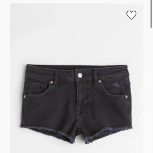 Low Waits shorts  - Mörkgrå Lågmidjade shorts från hm i storlek xs, säljer då de blivit försmå för mig, de är använde en sommar och är i nyskick