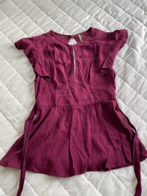 Vacker vinröd topp - Vacker festtopp från Topshop. Härlig färg och snygg modell med öppen rygg.