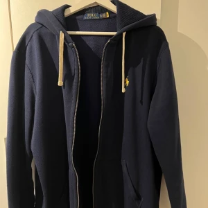 Ralph lauren zip hoodie  - Hej! Säljer nu min knappt använda Ralph Lauren zip hoodie som är i storlek XL