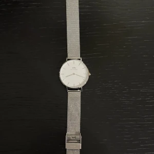 Daniel Wellington Petite Sterling klocka - Simpel silvrig Daniel Wellington klocka som funkar till alla tillfällen🌟Nypris 1299:-