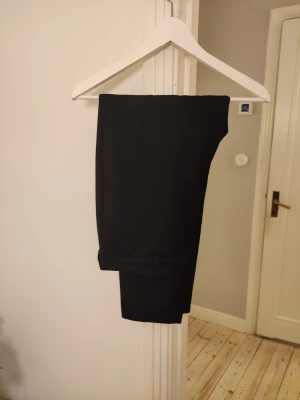 Kostymbyxor Filippa K - Kostymbyxor från Filippa K i cropped modell storlek M. Sparsamt använda och därför i fint skick, inga anmärkningar. Kan antingen mötas upp i Malmö eller skickas, då står köparen för frakten. 