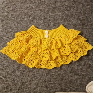 Baby kjol - Denna fina baby kjol har jag virkat själv. Den är gjord på bomullsgarn med två plastknappar. Bandet runt midian är töjbart vilket passar barn någfa år till. Och tvättas i 30 grader. Finns i ett djur och rökfritt hem. Köparen står för frakten 