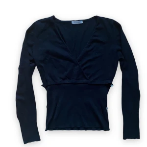 Stickad tröja v-neck - snygg tröja med v-neck, super mjuk! Små detaljer här och där. Från saint tropez. Storlek M men passar även mindre. 