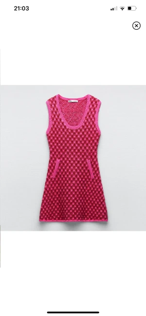 Stickad klänning Zara - Säljer min stickade klänning från Zara Använd 1 gång annars i nyskick 