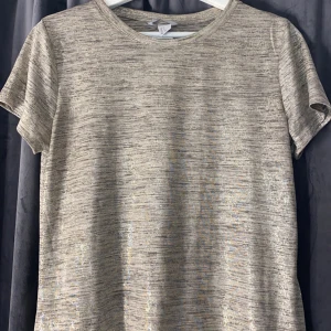 Tshirt - Så snygg glittrig t shirt som inte går att få tag på längre ❤️ färgen på tshirten syns bäst på bild 2❣️