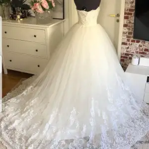 Fint Bröllop klänning säljes 