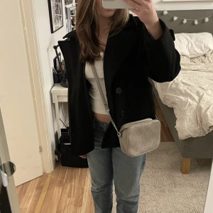 Axelremsväska - Säljer denna axelremsväska från Nine West då den inte kommer till användning! Skriv vid intresse eller frågor💓💓