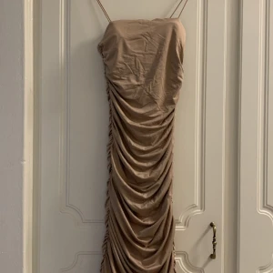 Madlady klänning - En champagnefärgad klänning från Madlady. Aldrig använd, nyskick! Storlek small. Finns att hämta i Tallkrogen, Enskede. Annars kan jag posta, du står för frakten :) mvh Maria