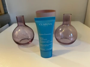 Clarins Hydra-Essentiel hudkräm  - Clarins Hydra-Essentiel fuktkräm för normal till torr hud.Jätte härligt fukt-o lyster givande.Säljer pga jag fått en i present när jag redan hade en o hinner inte använda upp båda.Fortfarande plomberad som man kan se på ena bilden. Ord.pris 349kr