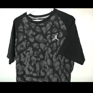 Jordan T-shirt - Jordan T-shirt i storlek L, Unisex modell. Sparsamt använd och i gott skick.